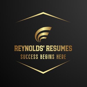 Puede incluir: Logotipo dorado sobre fondo negro. El logotipo presenta el texto "REYNOLDS' RESUMES" y "SUCCESS BEGINS HERE" en una fuente dorada. Un diseño abstracto dorado está encima del texto. El fondo es un degradado.