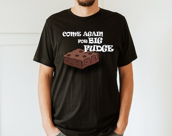 Puede incluir: Camiseta negra con un gráfico blanco de un brownie y el texto "Come Again For Big Fudge".