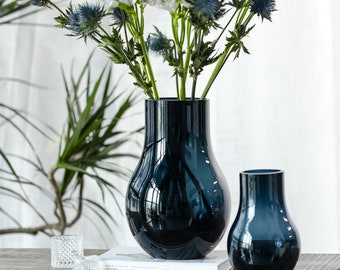 Vase design moderne et élégant en verre bleu foncé de qualité supérieure, marque de design belge