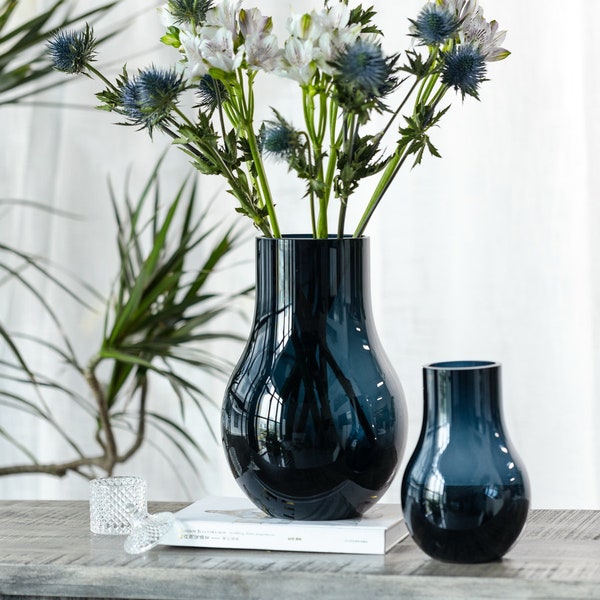 Moderne elegante Designvase aus tiefblauem hochwertigem Glas, belgische Designmarke