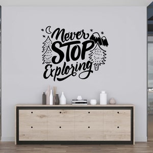 Calcomanía de pared con frase de aventura, decoración de pared para amantes de la aventura, arte de pared con cita, pegatina de pared de montaña, letra de vinilo, pegatina para ventana QU0052