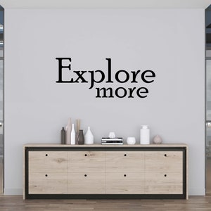 Calcomanía de pared con frase de aventura, decoración de pared para amantes de la aventura, arte de pared con cita, pegatina de pared de montaña, letra de vinilo, pegatina para ventana QU0055