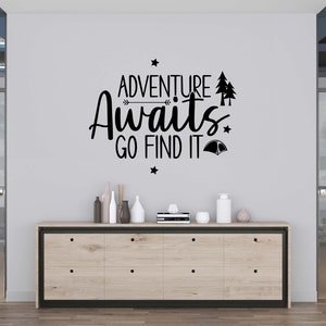 Calcomanía de pared con frase de aventura, decoración de pared para amantes de la aventura, arte de pared con cita, pegatina de pared de montaña, letra de vinilo, pegatina de ventana QU0050
