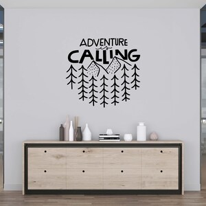 Calcomanía de pared con frase de aventura, decoración de pared para amantes de la aventura, arte de pared con cita, pegatina de pared de montaña, letra de vinilo, pegatina de ventana QU0057