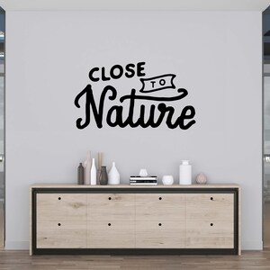 Calcomanía de pared con frase de aventura, decoración de pared para amantes de la aventura, arte de pared con cita, pegatina de pared de montaña, letra de vinilo, pegatina para ventana QU0056