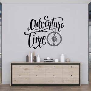 Calcomanía de pared con frase de aventura, decoración de pared para amantes de la aventura, arte de pared con cita, pegatina de pared de montaña, letra de vinilo, pegatina para ventana QU0051