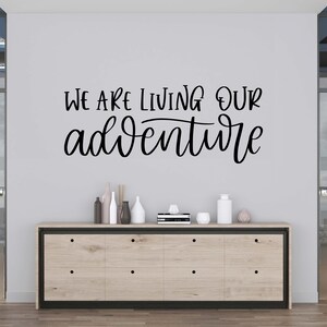 Calcomanía de pared con frase de aventura, decoración de pared para amantes de la aventura, arte de pared con cita, pegatina de pared de montaña, letra de vinilo, pegatina de ventana QU0049