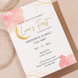Leuke verjaardagsfeestje Pinky Sterrenhemel Uitnodiging Gepersonaliseerde sjabloon Babyshowerkaart Aquarel Roze wolk Gouden Ster Maan Lucht Eenvoudig Elegant