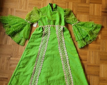 1970's does Renaissance lime green handmade dress with incredible bell sleeves, flocked daisies and lace. Bust 32" - Waist 26" - Hips 41".