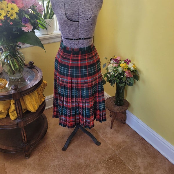 1960's Nat Gordon 100% wool pleated tartan skirt in green and red. Waist 27" - Hips 35". Size 4 US.