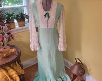 1970's Handmade Mint green prairie dress with lace sleeves and ruffles. Bust 35" - Waist 29" - Hips 40". Size 8 US.