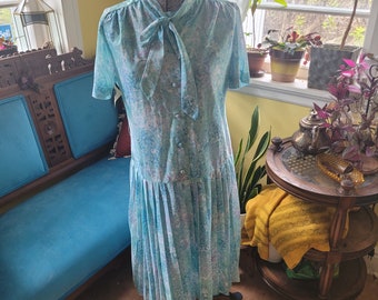 1960s Floral Drop Waist Kleid, transparentes Hellblau mit Krawatte
