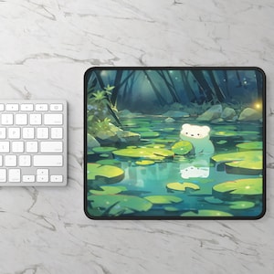 Niedliches Anime Gaming Mauspad, Kawaii Bär im Mystischen Teich Mauspad, Ästhetische Mausunterlage, Süße Gemütliche Schreibtischunterlage, Kawaii Büro Schreibtisch Dekor