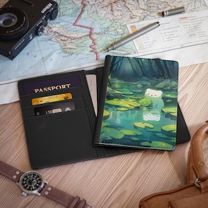 Bonita funda para pasaporte, portapasaporte con diseño de oso, cartera de viaje con temática forestal, organizador de documentos de animales kawaii, tarjetero con temática de bosque místico