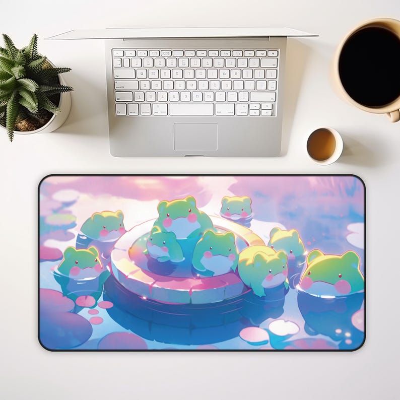 Puede incluir: Una alfombrilla de rat&oacute;n colorida con un dise&ntilde;o de ranas verdes sentadas en una plataforma de piedra en un estanque. El fondo es un degradado suave rosa y azul con nubes blancas.