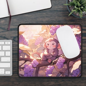 Puede incluir: Un mono de dibujos animados lindo sentado en una rama con uvas moradas. El mono es marrón y tiene ojos grandes. El fondo es rosa claro y marrón con un enfoque suave.