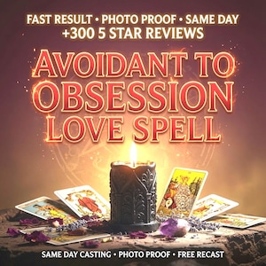 Op de afbeelding: Een zwarte kaars met ingewikkelde gravures staat centraal tussen verspreide tarotkaarten en gedroogde bloemblaadjes. De tekst luidt: FAST RESULT • PHOTO PROOF • SAME DAY +300 5 STAR REVIEWS AVOIDANT TO OBSESSION LOVE SPELL SAME DAY CASTING • PHOTO PROOF • FREE RECAST