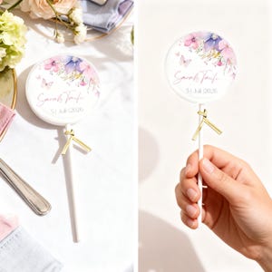 Puede incluir: Un letrero de madera rústica con el texto "Welcome to our home" en letras blancas. El letrero presenta un acabado envejecido y un diseño simple y acogedor, ideal para la decoración de la entrada.