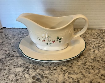 Pfaltzgraff Winterberry Gravy boat with underplate USA