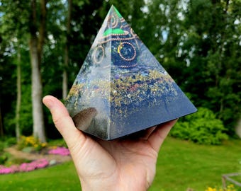 Orgonit-Pyramide mit Spannringen, Kuboktaeder in der Spitze
