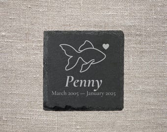 Placa de Ardósia Memorial para Peixinho Dourado 4x4 - Presente Personalizado para Perda de Peixe de Estimação - Nome e Datas Gravados