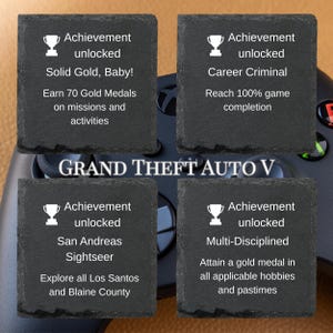 Puede incluir: Cuatro posavasos cuadrados de color gris oscuro con texto y gr&aacute;ficos blancos. Cada posavasos muestra un logro diferente del videojuego Grand Theft Auto V. Los logros incluyen "Solid Gold, Baby!", "Career Criminal", "San Andreas Sightseer" y "Multi-Disciplined".