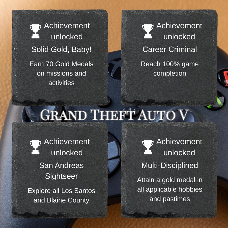 Puede incluir: Cuatro posavasos cuadrados de color gris oscuro con texto y gr&aacute;ficos blancos. Cada posavasos muestra un logro diferente del videojuego Grand Theft Auto V. Los logros incluyen "Solid Gold, Baby!", "Career Criminal", "San Andreas Sightseer" y "Multi-Disciplined".