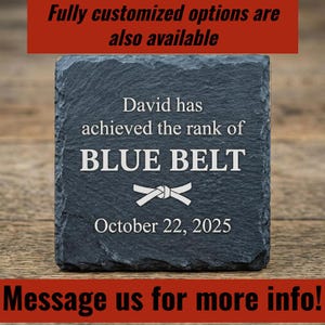 Op de afbeelding: Een donkergrijze leistenen onderzetter met de tekst "David heeft de rang BLUE BELT behaald" en de datum "22 oktober 2025". De onderzetter heeft ook een witte riemafbeelding. De tekst "Volledig aangepaste opties zijn ook beschikbaar" en "Neem contact met ons op voor meer info!" zijn ook aanwezig.