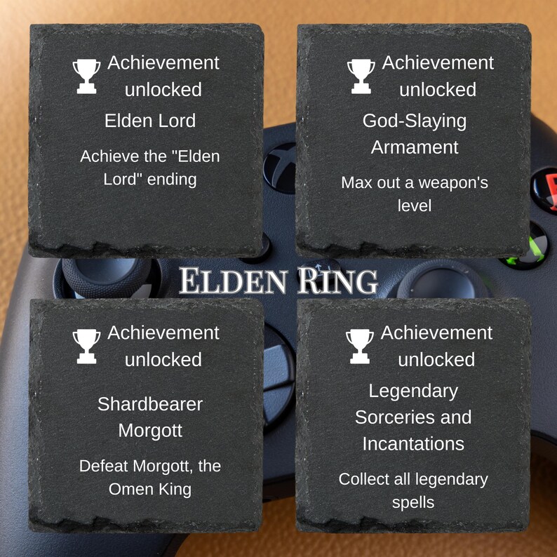 Puede incluir: Cuatro posavasos cuadrados de color gris oscuro con texto blanco e iconos de trofeos. Cada posavasos destaca un logro del videojuego "Elden Ring". Los logros incluyen "Elden Lord", "God-Slaying Armament", "Shardbearer Morgott" y "Legendary Sorceries and Incantations".