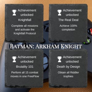 Puede incluir: Cuatro posavasos cuadrados de color gris oscuro con texto blanco e iconos de trofeos, que muestran logros del videojuego "Batman: Arkham Knight". Cada posavasos detalla un logro espec&iacute;fico desbloqueado, como "Knightfall" y "The Real Deal".