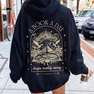 Sudadera con capucha de dragón "Un libro al día", sudadera para amantes de los libros, sudaderas con capucha para amantes de los libros, regalo para amantes de los libros, regalo para lectores, amantes de los libros de fantasía, sudadera de dragón imagen 1