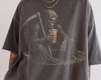 Camiseta divertida de Halloween, camiseta de la Parca, camiseta espeluznante, regalo de Halloween, atuendo divertido para fiestas de Halloween, regalo para amantes del café, camiseta de la temporada de Halloween