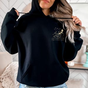 Sudadera con capucha de dragón "Un libro al día", sudadera para amantes de los libros, sudaderas con capucha para amantes de los libros, regalo para amantes de los libros, regalo para lectores, amantes de los libros de fantasía, sudadera de dragón imagen 2
