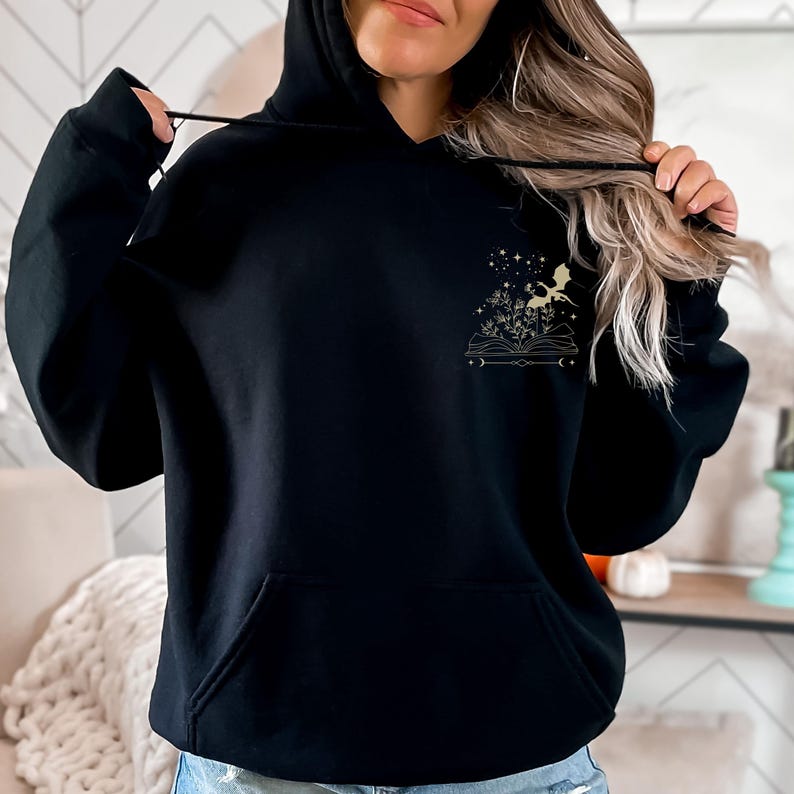Sudadera con capucha de dragón "Un libro al día", sudadera para amantes de los libros, sudaderas con capucha para amantes de los libros, regalo para amantes de los libros, regalo para lectores, amantes de los libros de fantasía, sudadera de dragón imagen 2