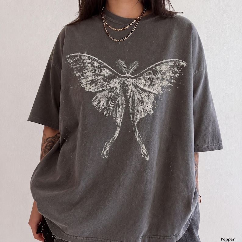 Camiseta Luna Moth, Camiseta Grunge Punk Comfort Colors Horror, Estilo Cottagecore Oscuro, Camiseta Vintage Oversized de los 90, Camiseta Boho Spooky para Mujer para Halloween imagen 1