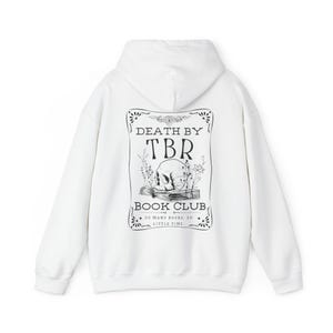 K&ouml;nnte beinhalten: Wei&szlig;er Kapuzenpullover mit einem schwarz-wei&szlig;en Grafikdruck auf der R&uuml;ckseite. Die Grafik zeigt einen Sch&auml;del, ein Buch und den Text "Death by TBR Book Club. So many books, so little time."