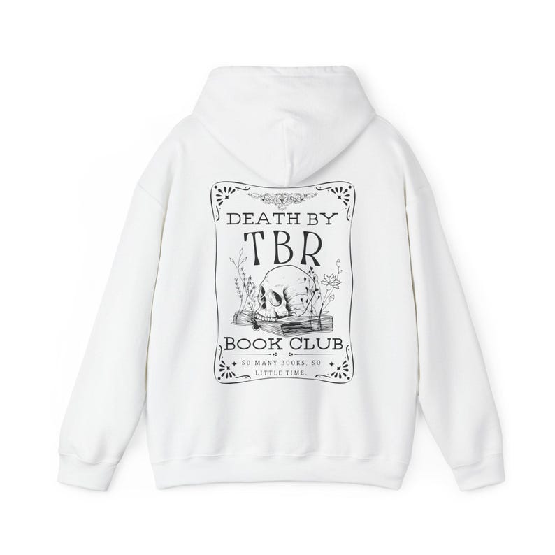 K&ouml;nnte beinhalten: Wei&szlig;er Kapuzenpullover mit einem schwarz-wei&szlig;en Grafikdruck auf der R&uuml;ckseite. Die Grafik zeigt einen Sch&auml;del, ein Buch und den Text "Death by TBR Book Club. So many books, so little time."
