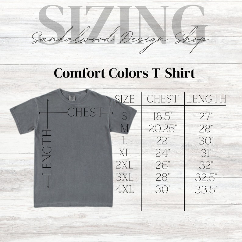 Puede incluir: Una camiseta gris con una tabla de tallas que muestra las medidas de pecho y longitud en pulgadas. La tabla incluye las tallas S, M, L, XL, 2XL, 3XL y 4XL.