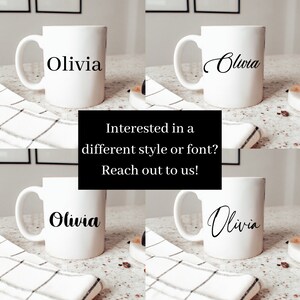 Op de afbeelding: Vier witte keramische mokken met zwarte letters. Elke mok heeft de naam "Olivia" geschreven in een ander lettertype. De mokken worden getoond op een geruit oppervlak.