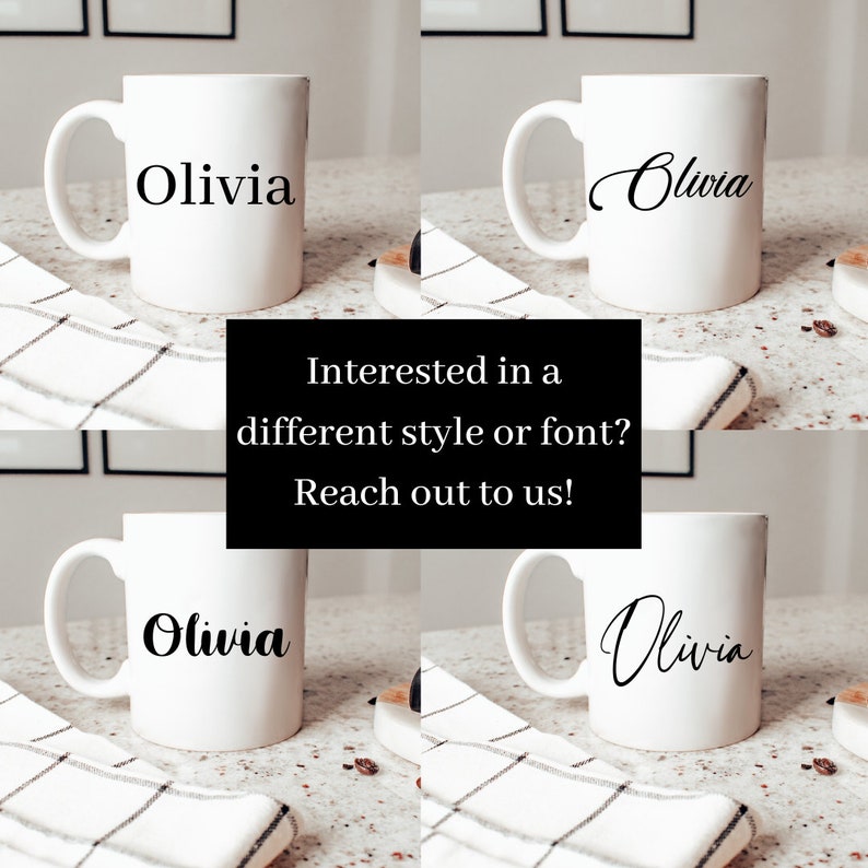 Op de afbeelding: Vier witte keramische mokken met zwarte letters. Elke mok heeft de naam "Olivia" geschreven in een ander lettertype. De mokken worden getoond op een geruit oppervlak.