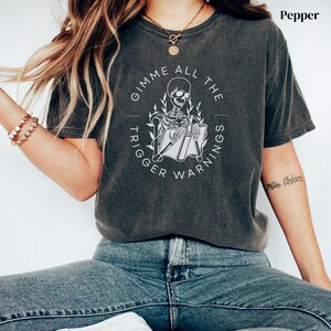 Gimme All the Trigger Warnings Shirt, Dark Romance TShirt, Bookish Tee, Booktok Merch, Funny Gift for Readers, Book Club Shirt, Smut T-Shirt immagine 2