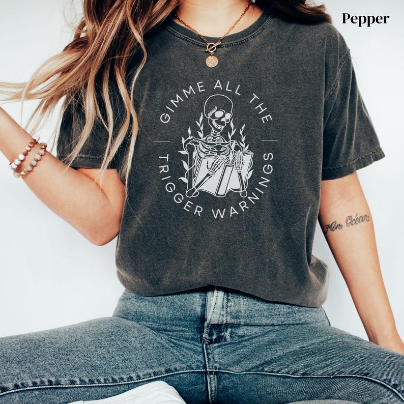 Gimme All the Trigger Warnings Shirt, Dark Romance TShirt, Bookish Tee, Booktok Merch, Funny Gift for Readers, Book Club Shirt, Smut T-Shirt immagine 2