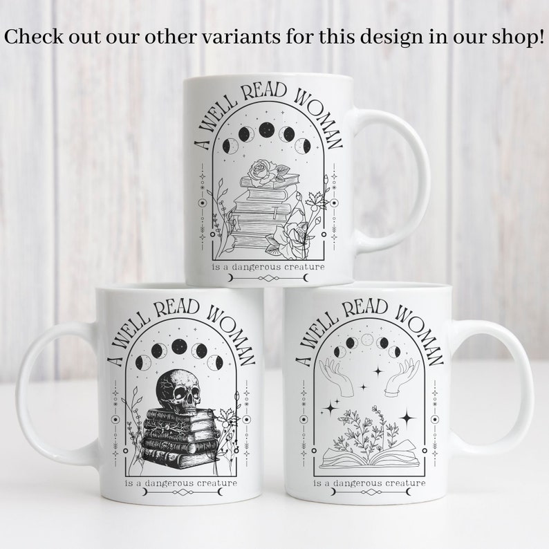 K&ouml;nnte beinhalten: Drei wei&szlig;e Keramikbecher mit schwarzen Illustrationen. Jeder Becher zeigt ein anderes Design mit einem Stapel B&uuml;cher, einem zunehmenden Mond und einem anderen Symbol: einer Rose, einem Sch&auml;del und einem Paar H&auml;nden. Der Text auf jedem Becher lautet "A Well Read Woman is a dangerous creature."