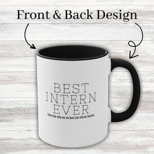 Op de afbeelding: Een witte keramische mok met een zwarte rand en handvat. De mok heeft zwarte tekst met de tekst "BEST INTERN EVER" en "You're the only one we have, but still our favorite."