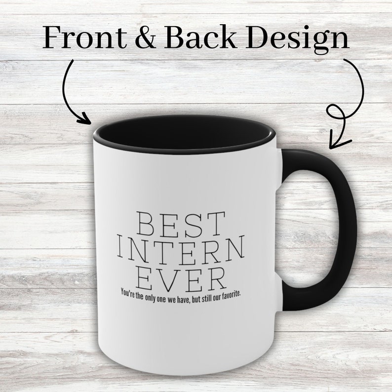 Op de afbeelding: Een witte keramische mok met een zwarte rand en handvat. De mok heeft zwarte tekst met de tekst "BEST INTERN EVER" en "You're the only one we have, but still our favorite."