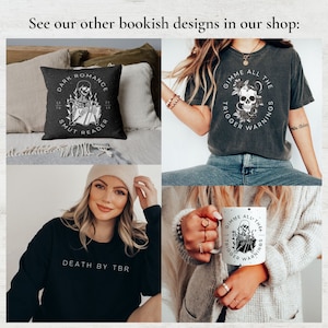 Op de afbeelding: Een collage van vier afbeeldingen met boekachtige ontwerpen. De afbeelding linksboven toont een zwart kussen met witte tekst die "Dark Romance Smut Reader" luidt. De afbeelding rechtsboven toont een zwart T-shirt met witte tekst die "Gimme All The Trigger Warnings" luidt. De afbeelding linksonder toont een zwart sweatshirt met witte tekst die "Death By TBR" luidt. De afbeelding rechtsonder toont een witte mok met zwarte tekst die "Gimme All The Trigger Warnings" luidt.