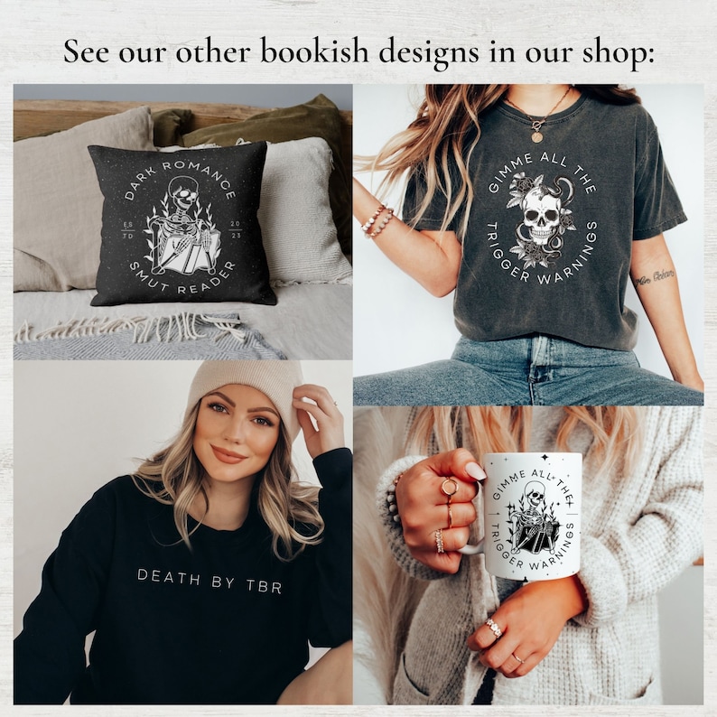 Op de afbeelding: Een collage van vier afbeeldingen met boekachtige ontwerpen. De afbeelding linksboven toont een zwart kussen met witte tekst die "Dark Romance Smut Reader" luidt. De afbeelding rechtsboven toont een zwart T-shirt met witte tekst die "Gimme All The Trigger Warnings" luidt. De afbeelding linksonder toont een zwart sweatshirt met witte tekst die "Death By TBR" luidt. De afbeelding rechtsonder toont een witte mok met zwarte tekst die "Gimme All The Trigger Warnings" luidt.
