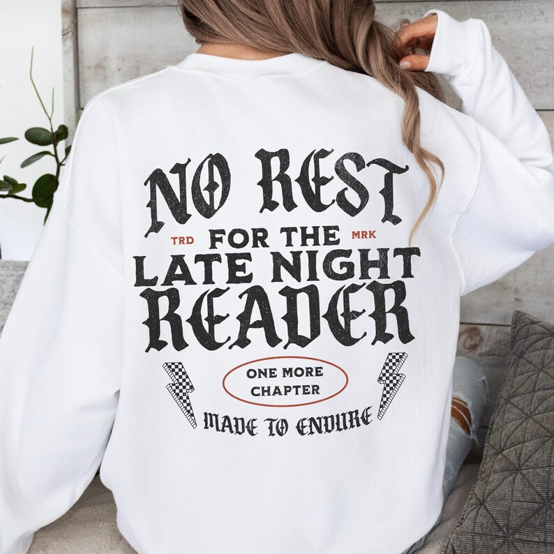 Peut inclure: Sweat-shirt blanc avec l'inscription noire "NO REST FOR THE LATE NIGHT READER". Le motif comprend des &eacute;clairs et la phrase "ONE MORE CHAPTER". Un haut d&eacute;contract&eacute; pour les lecteurs.