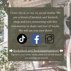 Peut inclure: Graphique de m&eacute;dias sociaux invitant &agrave; se connecter sur TikTok, Facebook et Instagram. Le texte promeut un m&eacute;lange de Booktok et de contenu litt&eacute;raire, encourageant le partage de la passion pour les livres. Le compte @sandalwooddesignshop est affich&eacute;.