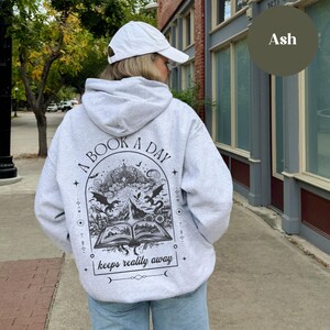 Sudadera con capucha de dragón "Un libro al día", sudadera para amantes de los libros, sudaderas con capucha para amantes de los libros, regalo para amantes de los libros, regalo para lectores, amantes de los libros de fantasía, sudadera de dragón imagen 5